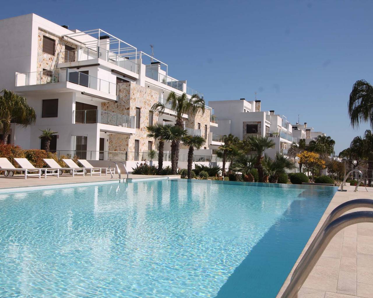 Apartamento moderno con piscina comunitaria en venta en Villamartin, Orihuela Costa, Alicante