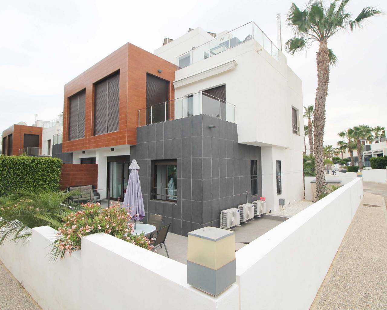 Apartamento moderno en planta baja en venta con piscina comunitaria en Orihuela Costa, Alicante