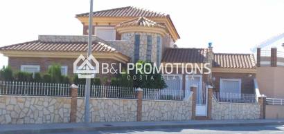 Chalet pareado - Reventa -
            Avileses - V468