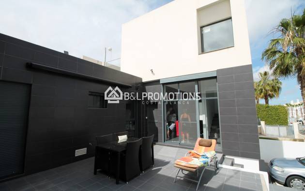 Half vrijstaande villa - Herverkoop - Orihuela Costa -
                Villamartin Golf