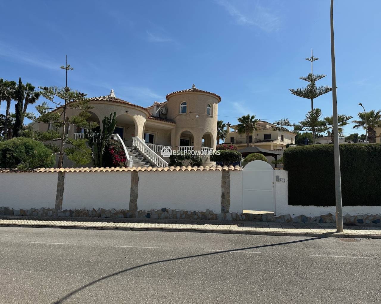 Használt ingatlan - Villa -
Alicante - Algorfa