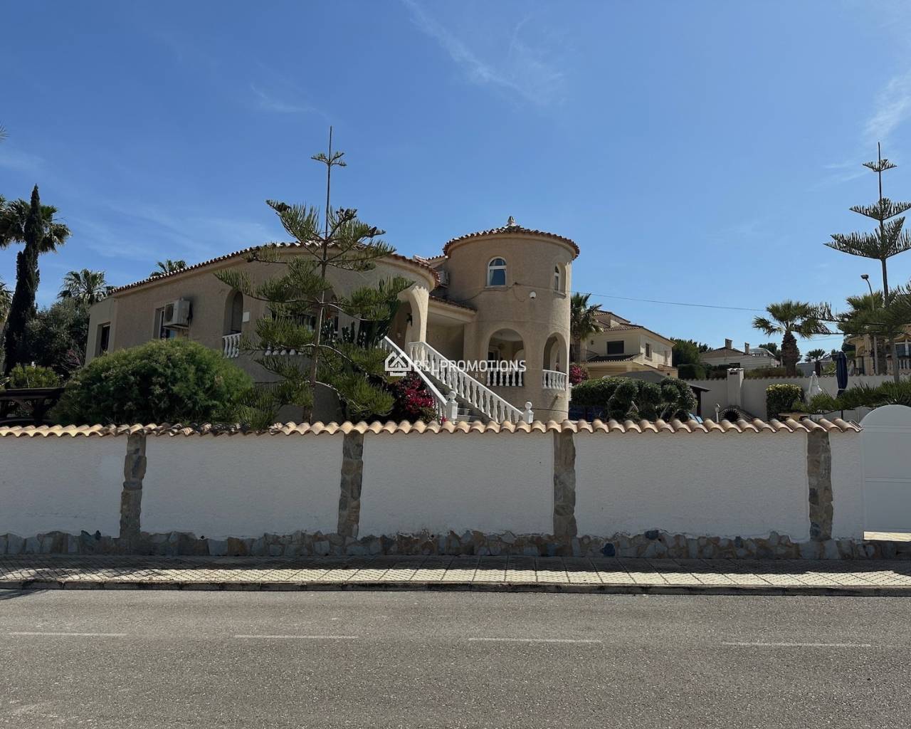 Használt ingatlan - Villa -
Alicante - Algorfa