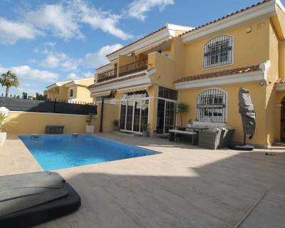 Komplett renovierte Doppelhaushälfte mit Pool zu verkaufen in Los Dolses, Orihuela Costa, Alicante, Spanien