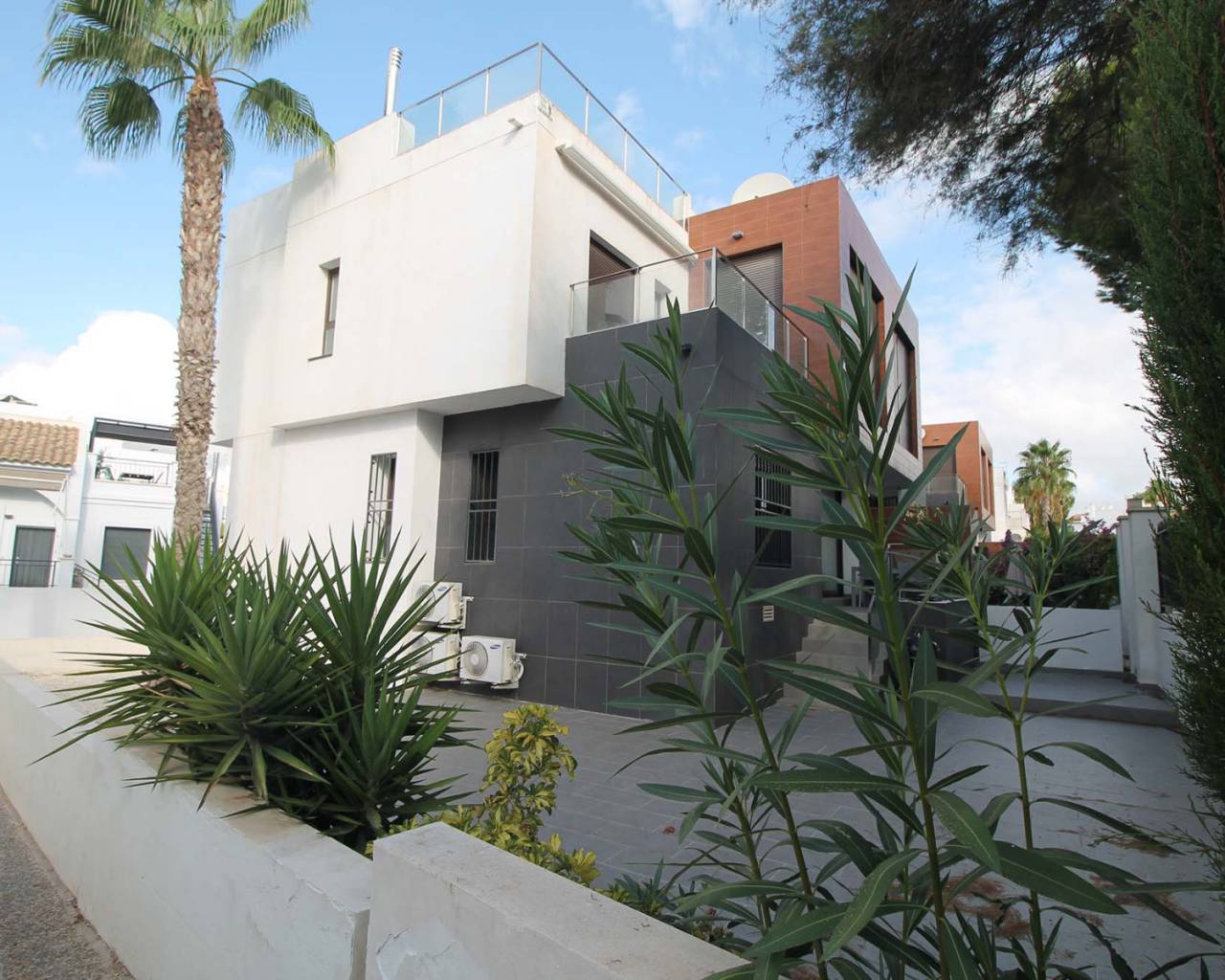 Modern földszinti lakás tágas terasszal eladó Villamartinban, Orihuela Costa, Alicante, Spanyolország