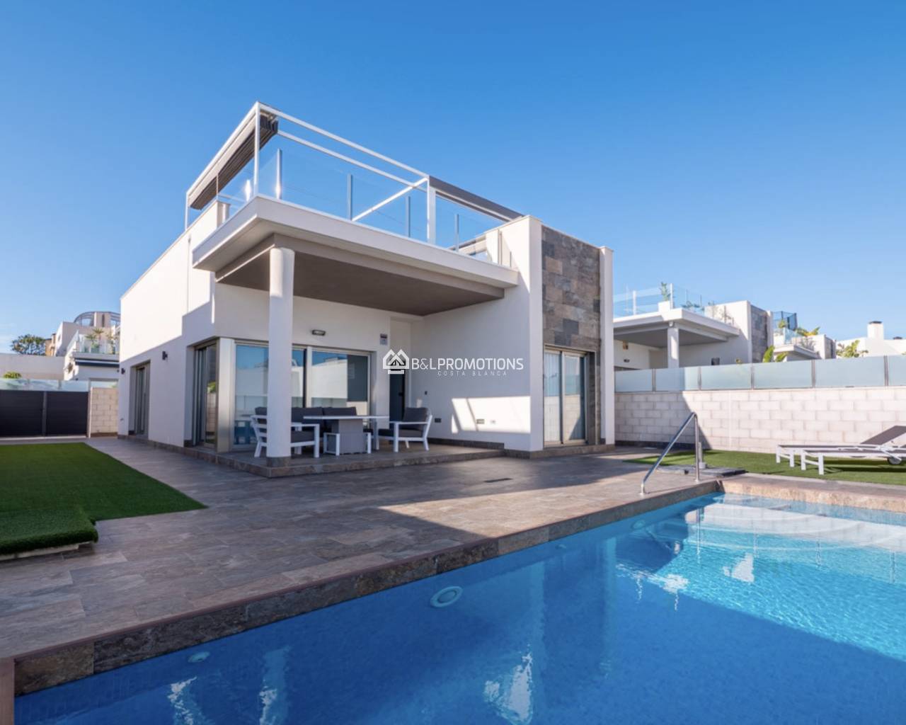 Moderne Villa mit Dachterrasse zu verkaufen in Villamartin – Costa Blanca Sud