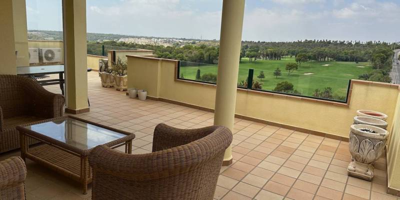 Uitzicht op het groen en de Middellandse Zee wacht op je in ons penthouse te koop in Campoamor Golf