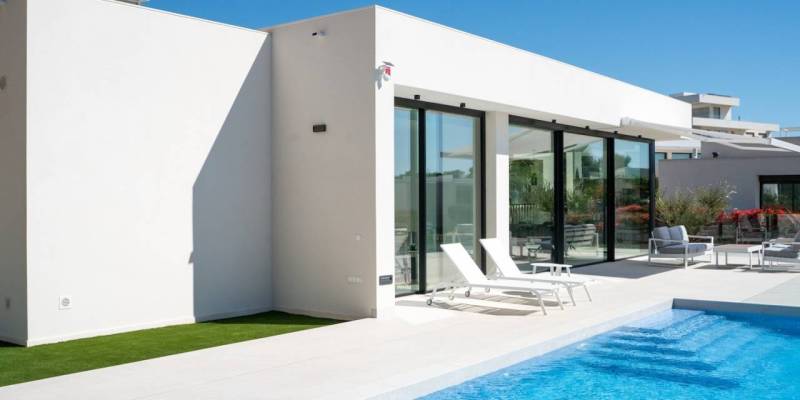 Si vous êtes passionné par le luxe et le golf, vous allez adorer nos propriétés à vendre à Orihuela Costa