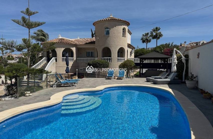 ¿Buscando un lugar para desconectar en la Costa Blanca? Este chalet en venta en Algorfa te va a encantar