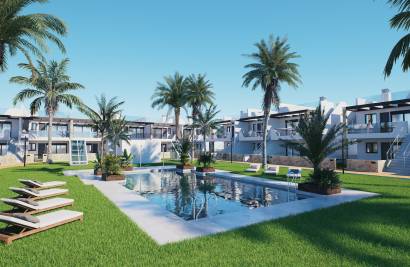 Vive entre el centro y el mar: ático de obra nueva en venta en Pilar de la Horadada con gran terraza y piscina