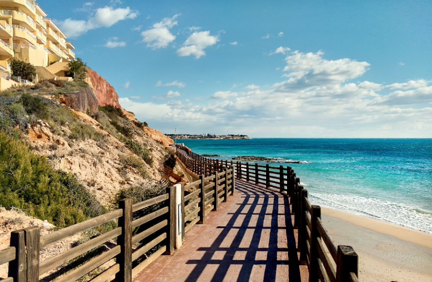 Invertir en Orihuela Costa: playas con Bandera Azul 2026 y propiedades cerca del Mediterráneo