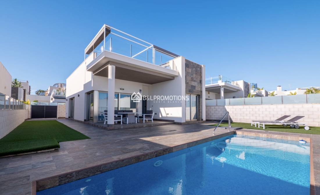 Villa moderna con solarium en venta en Villamartín - Orihuela Costa – Costa Blanca Sur