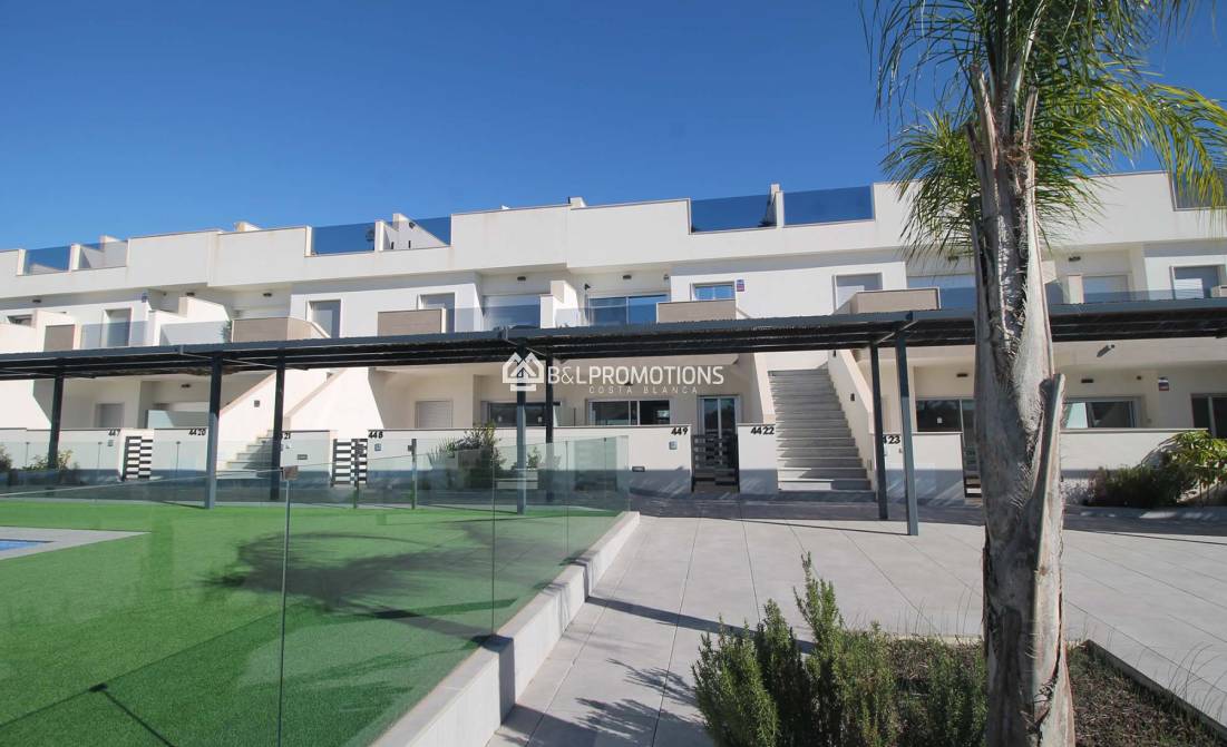 Moderne begane grond woning met zwembad te koop in Pilar de la Horadada, Alicante, Spanje