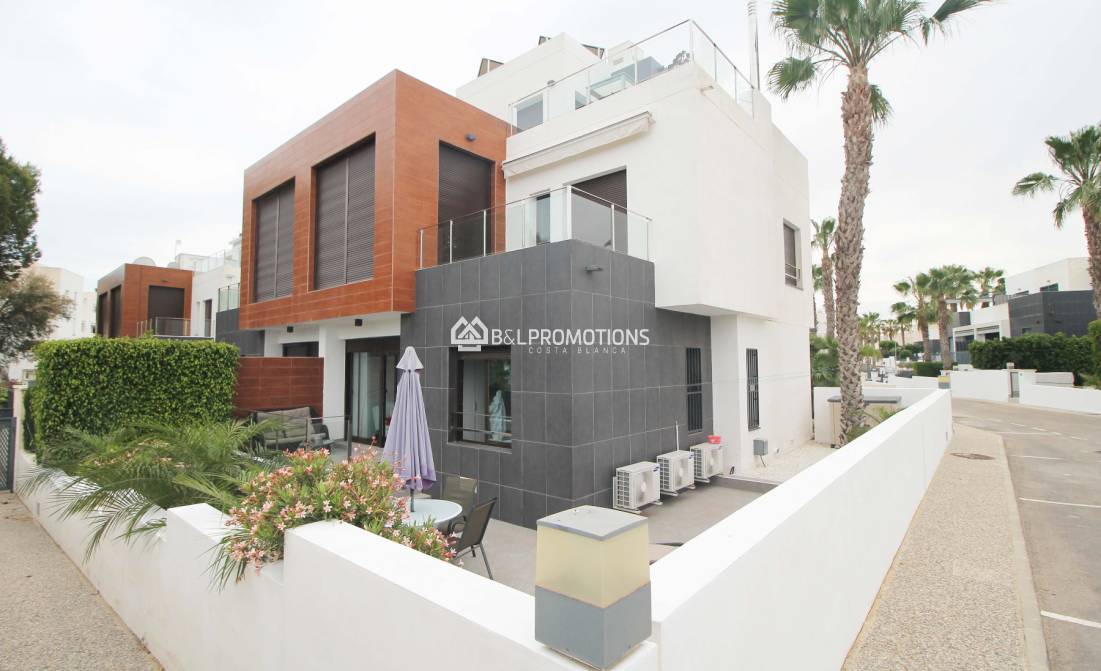 Moderne begane grond woning met zwembad te koop in Orihuela Costa, Alicante, Spanje